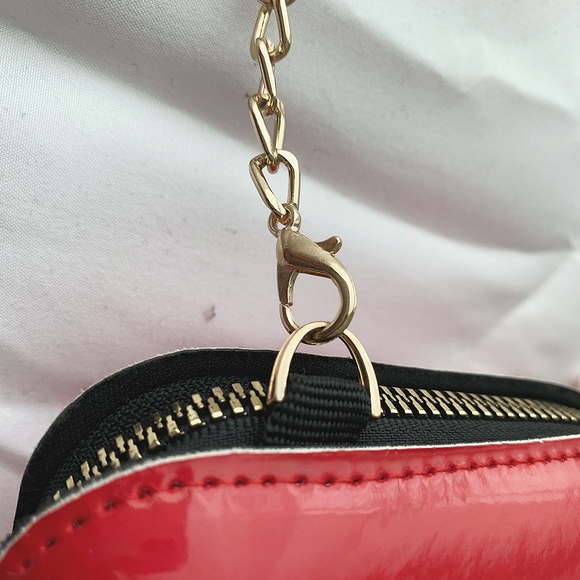 💋 Red Lip Purse with Gold Chain 💋 - Picture 9 of 10